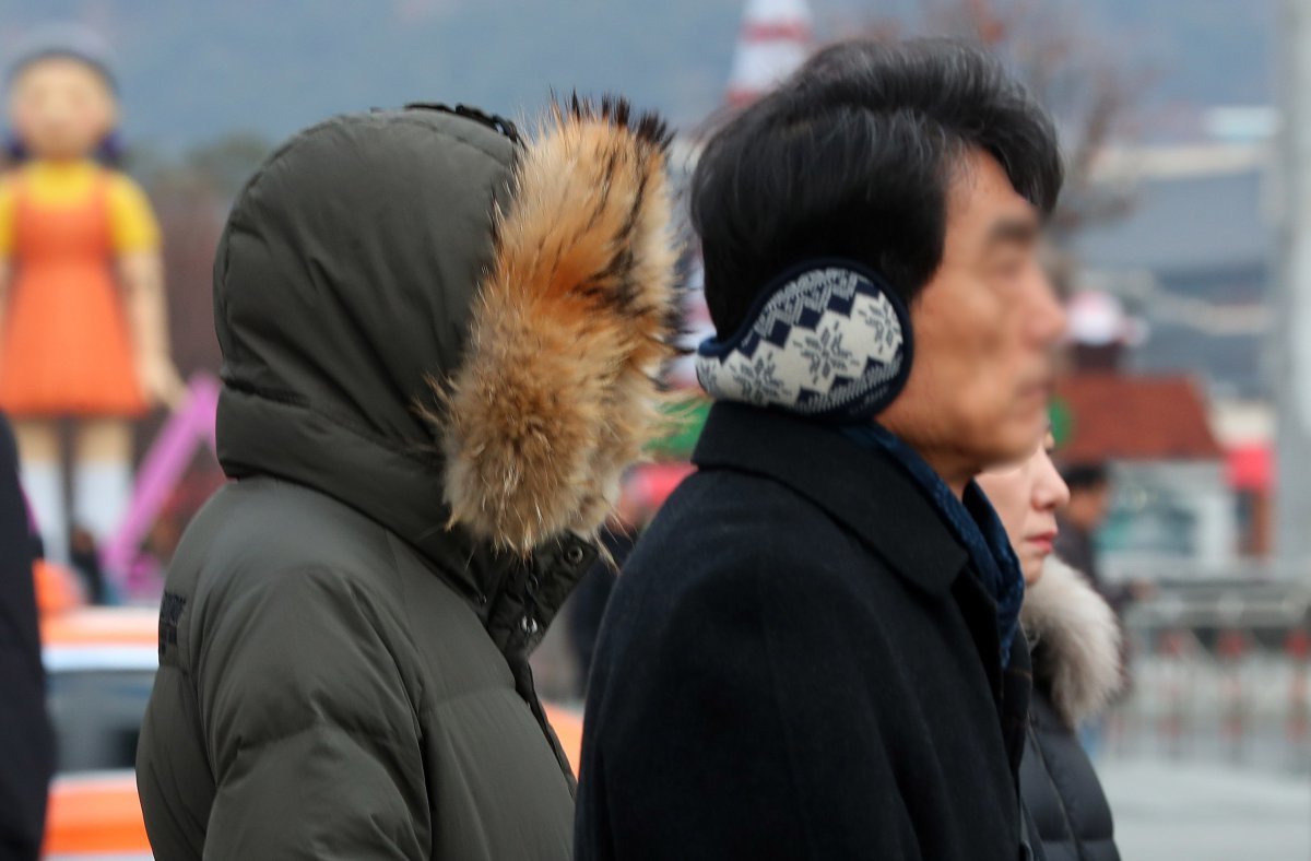 아침 기온이 영하 10도 내외로 떨어지며 추운 날씨를 보인 23일 서울 종로구 광화문네거리에 두꺼운 옷차림을 한 시민들이 이동하고 있다. 2024.12.23.  [서울=뉴시스]