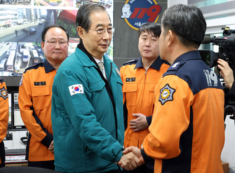 한덕수 대통령 권한대행(가운데)이 24일 연말연시 비상근무기관의 대응체계 점검 등을 위해 서울 중구 서울중부소방서 상황실을 방문해 근무자들을 격려하고 있다. 대통령실사진기자단