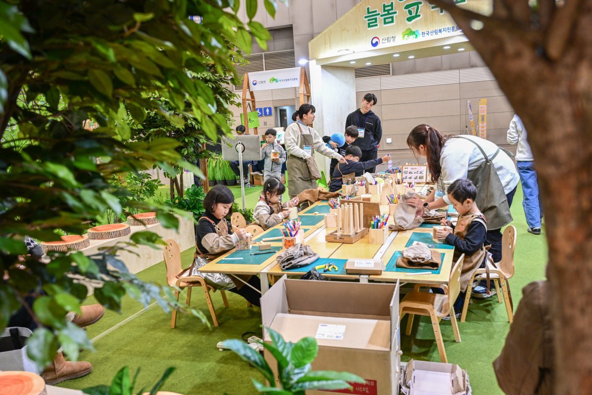 산림청의 늘봄학교 숲교육 프로그램(목공 체험) 교육부 제공