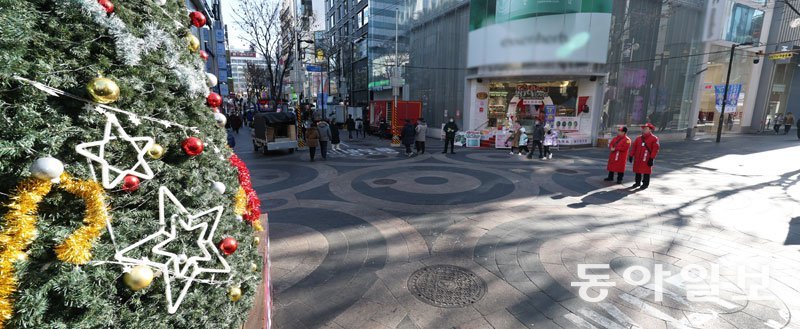 성탄절을 하루 앞둔 24일 오전 서울 중구 명동 거리가 한산하다. 집에서 가족, 친구들과 시간을 보내는 사람들이 늘면서 마트에선 델리와 신선식품 매출은 늘고 다른 품목 매출은 가라앉는 분위기다. 통계청 나우캐스트에 따르면 지난달 30일부터 이달 6일까지 전국 신용카드 이용 금액은 직전 1주일보다 26.3% 감소했다. 신원건 기자 laputa@donga.com