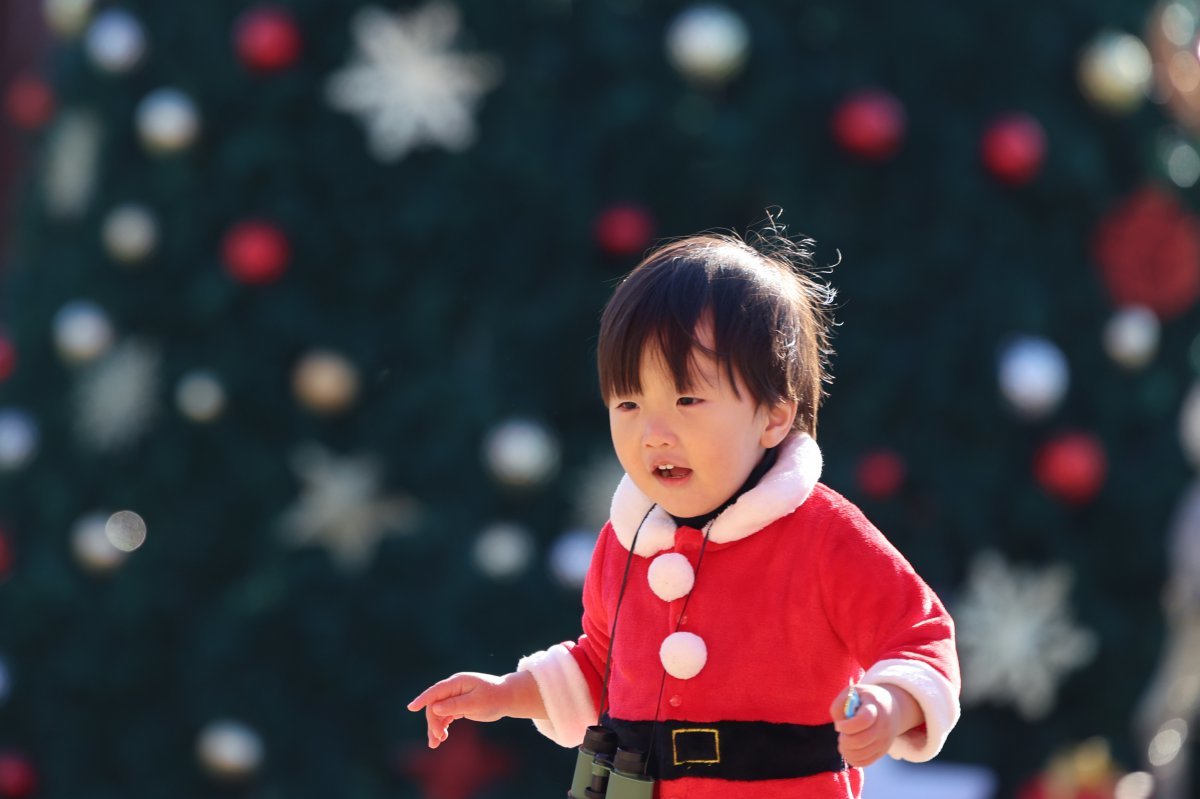 성탄절을 하루 앞둔 24일 용산공원 장교숙소5단지에서 열린 ‘해피크리스마스 빌리지’에서 산타 복장을 한 어린이가 즐거운 시간을 보내고 있다. 2024.12.24/뉴스1