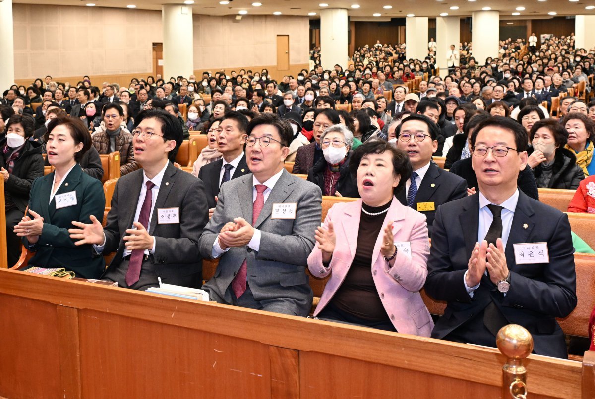 권성동 국민의힘 당대표 권한대행 겸 원내대표가 25일 서울 여의도 순복음교회에서 성탄예배를 드리고 있다. 사진=순복음교회 제공