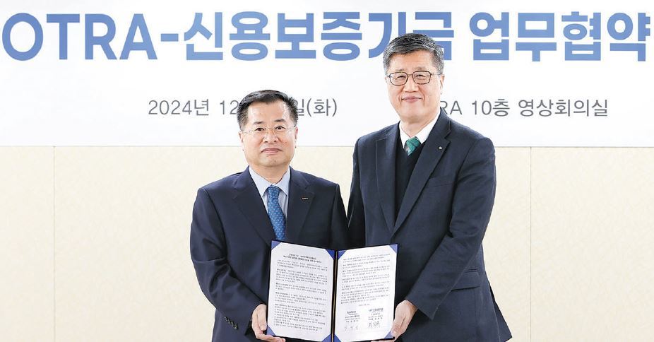 강경성 KOTRA 사장(왼쪽)과 최원목 신용보증기금 이사장은 24일 국내 혁신기업 글로벌 진출 지원을 위한 업무협약(MOU)를 체결했다. KOTRA 제공