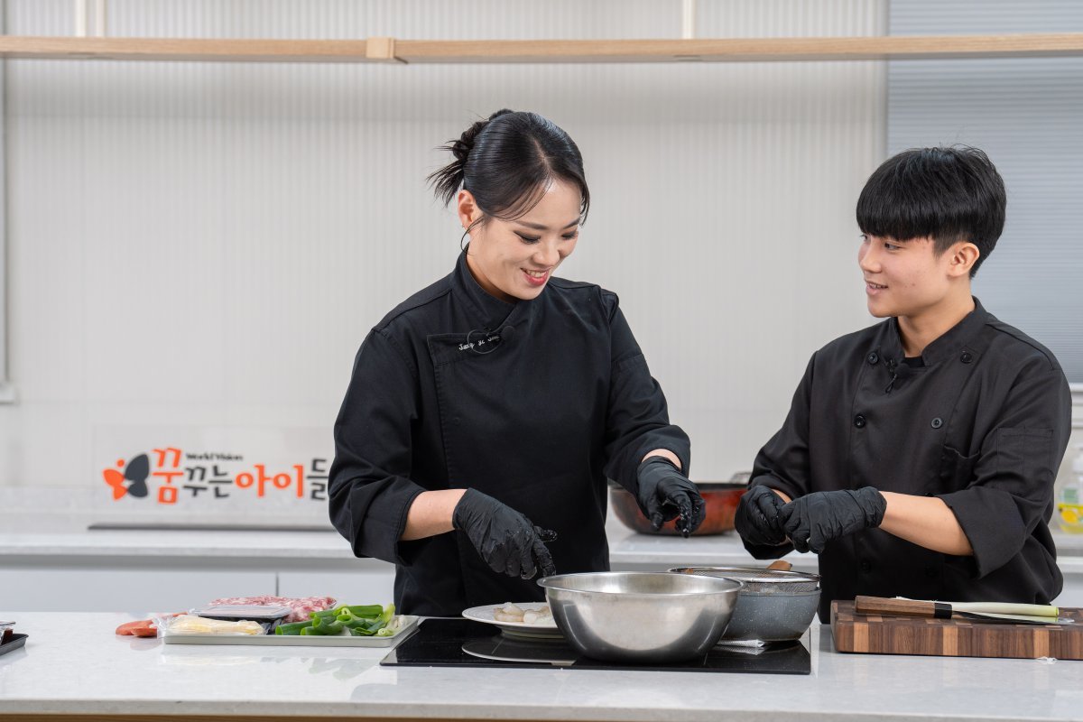 정지선 셰프(왼쪽)와 꿈빈이가 함께 새우쇼마이를 만들고 있다.