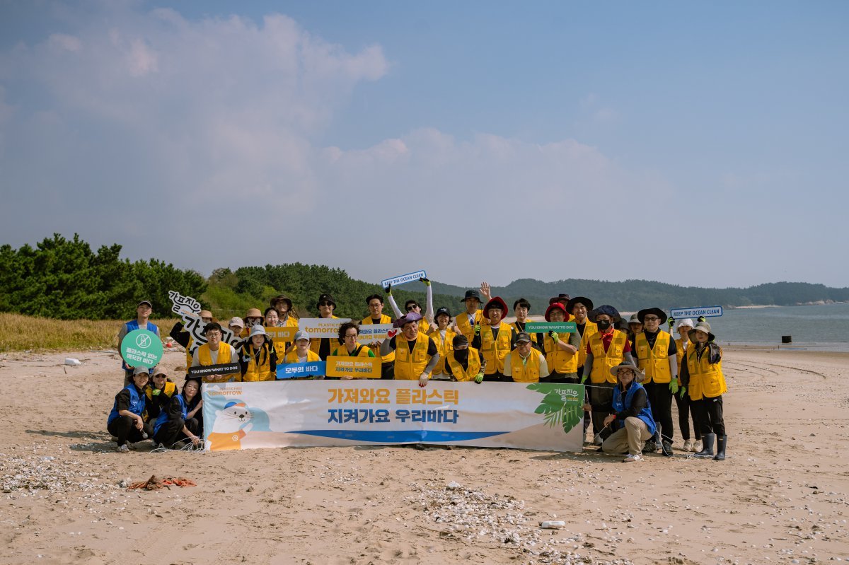 이마트는 해안 정화 활동 ‘이달의바다’로 여수, 제주, 인천, 부산, 서천 등 전국 15곳의 해안가를 청소했다. 이마트 제공