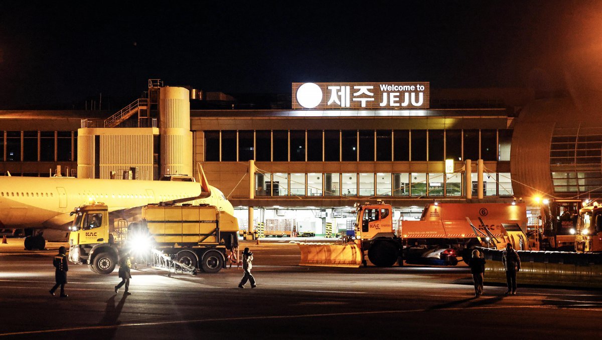 19일 새벽 제주공항 유도로에서 폭설 대비 제설 훈련이 진행되고 있다.  이날 훈련에는 견인식 제설차와 일체식 제설차, 액상 제설제 살포차, 고속송풍기 등 대형 제설 장비 10대가 동원됐다.   제주공항은 2016년 기록적인 폭설로 인한 비정상 운영 이후 제설 장비를 대폭 확충하고 체계적인 대응책을 마련하고 있다.  〈제주=공항사진기자단〉