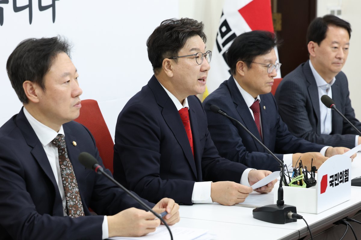 권성동 국민의힘 대표 권한대행 겸 원내대표가 24일 오후 서울 여의도 국회에서 현안 관련 기자간담회를 열고 더불어민주당의 한덕수 대통령 권한대행 국무총리 탄핵안을 당론으로 채택한 것에 대해 비판하고 있다. 2024.12.24/뉴스1 ⓒ News1