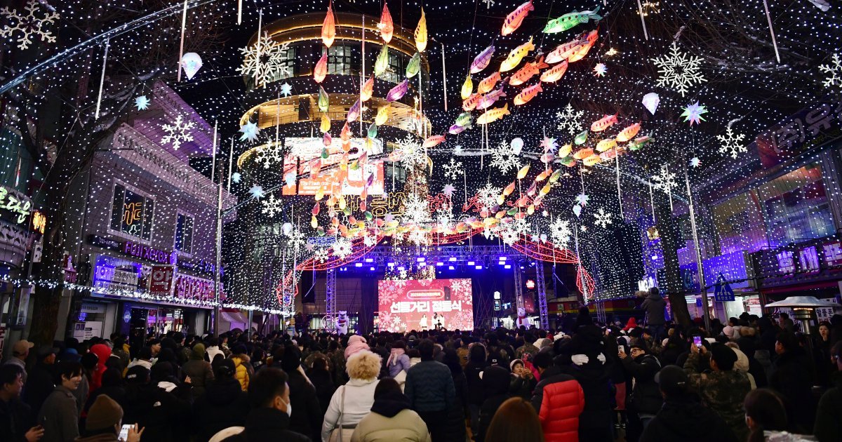 화천 산천어축제의 시즌을 알리는 선등거리가 강원 화천군 화천읍 중앙로 일대에 조성돼 매일 밤을 환하게 밝힌다. 사진은 21일 열린 선등거리 점등식. 화천군 제공