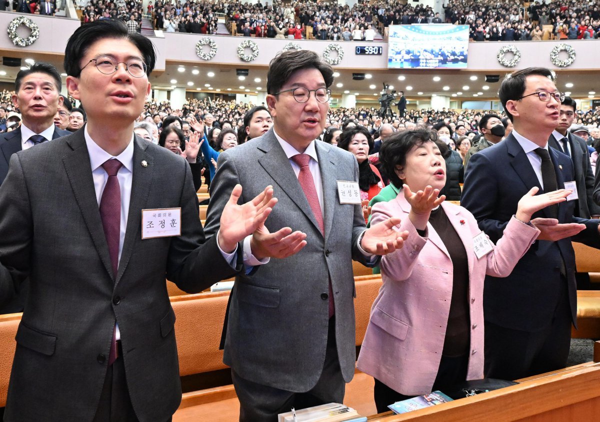 국민의힘 권성동 당 대표 권한대행 겸 원내대표(왼쪽에서 두 번째)가 25일 같은 당 의원들과 성탄 예배를 드리고 있다. 권 원내대표는 “우리 정치는 광복 이후 첫 국회에서 민생과 평화를 기원했던 그 간절한 초심으로 되돌아가야 한다”고 밝혔다. 여의도순복음교회 제공