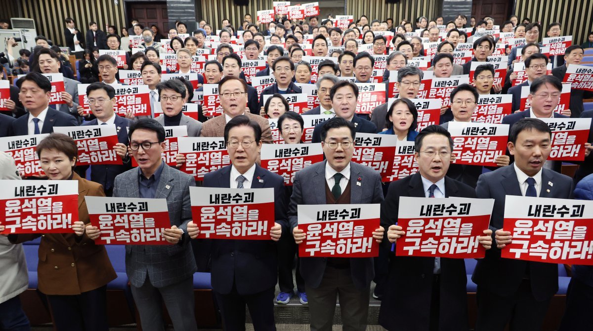 이재명(앞줄 왼쪽 세 번째) 더불어민주당 대표와 박찬대 원내대표 등 의원들이 24일 오후 서울 여의도 국회에서 열린 의원총회에서 윤석열 대통령 구속을 촉구하는 피케팅을 하고 있다. 2024.12.24. 서울=뉴시스