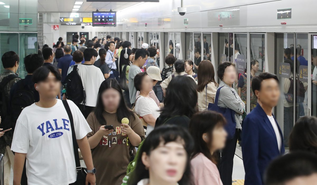 경기도 남양주시 지하철 8호선 연장선 별내역에서 시민들이 출근길에 나선 모습. 뉴스1