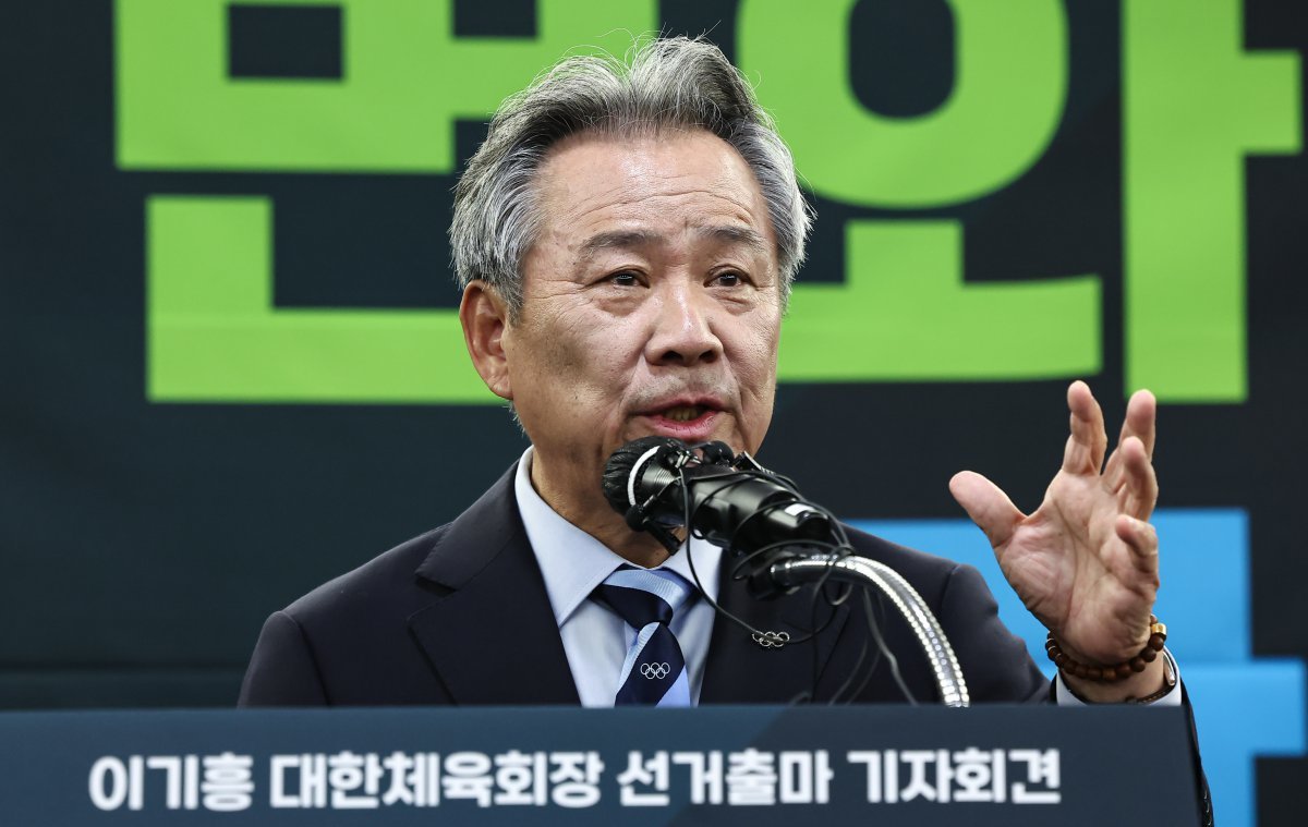 이기흥 대한체육회장이 23일 서울 송파구 올림픽파크텔에서 기자회견을 열고 제42대 대한체육회장 선거 출마를 선언하고 있다. 2024.12.23/뉴스1