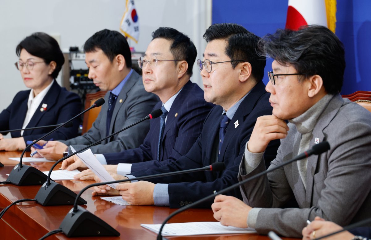 박찬대 더불어민주당 원내대표가 26일 오전 서울 여의도 국회에서 열린 정책조정회의에 참석해 모두 발언하고 있다. 2024.12.26. 뉴스1