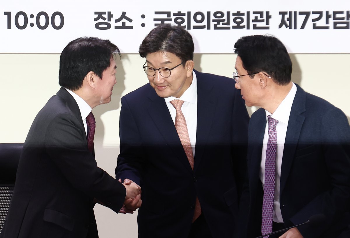 국민의힘 권선동 당대표 권한대행 겸 원내대표와 안철수 AI 3대강국 도약 특위 위원장이 26일 오전 서울 여의도 국회 의원회관에서 열린 ‘AI 3대 강국 도약 특별위원회 1차 회의에서 인사하고 있다. 2024.12.26/뉴스1