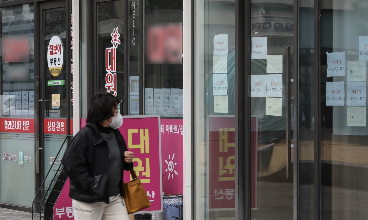 7일 서울시 송파구 부동산 상가단지의 한 부동산 점포 앞에 임대 안내문이 붙어 있다. 한국공인중개사협회에 따르면 지난 1월 신규 개업 공인중개업소 숫자가 역대 최저치를 기록했다고 밝혔다. 2023.03.07. [서울=뉴시스]