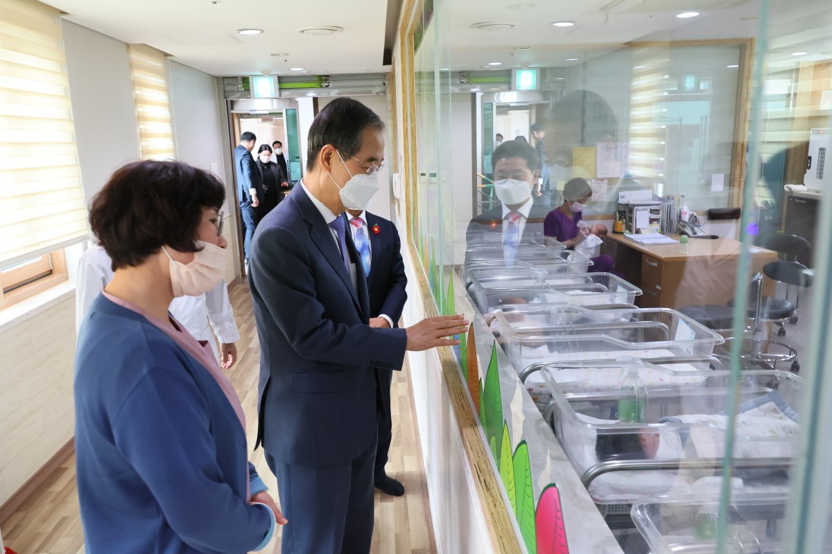 한덕수 국무총리가 29일 오전 전남 광양의 유일한 분만 산부인과인 광양 미래여성의원을 찾아 신생아들을 바라보고 있다. (사진=국무총리실 제공) 2024.11.29. 뉴시스