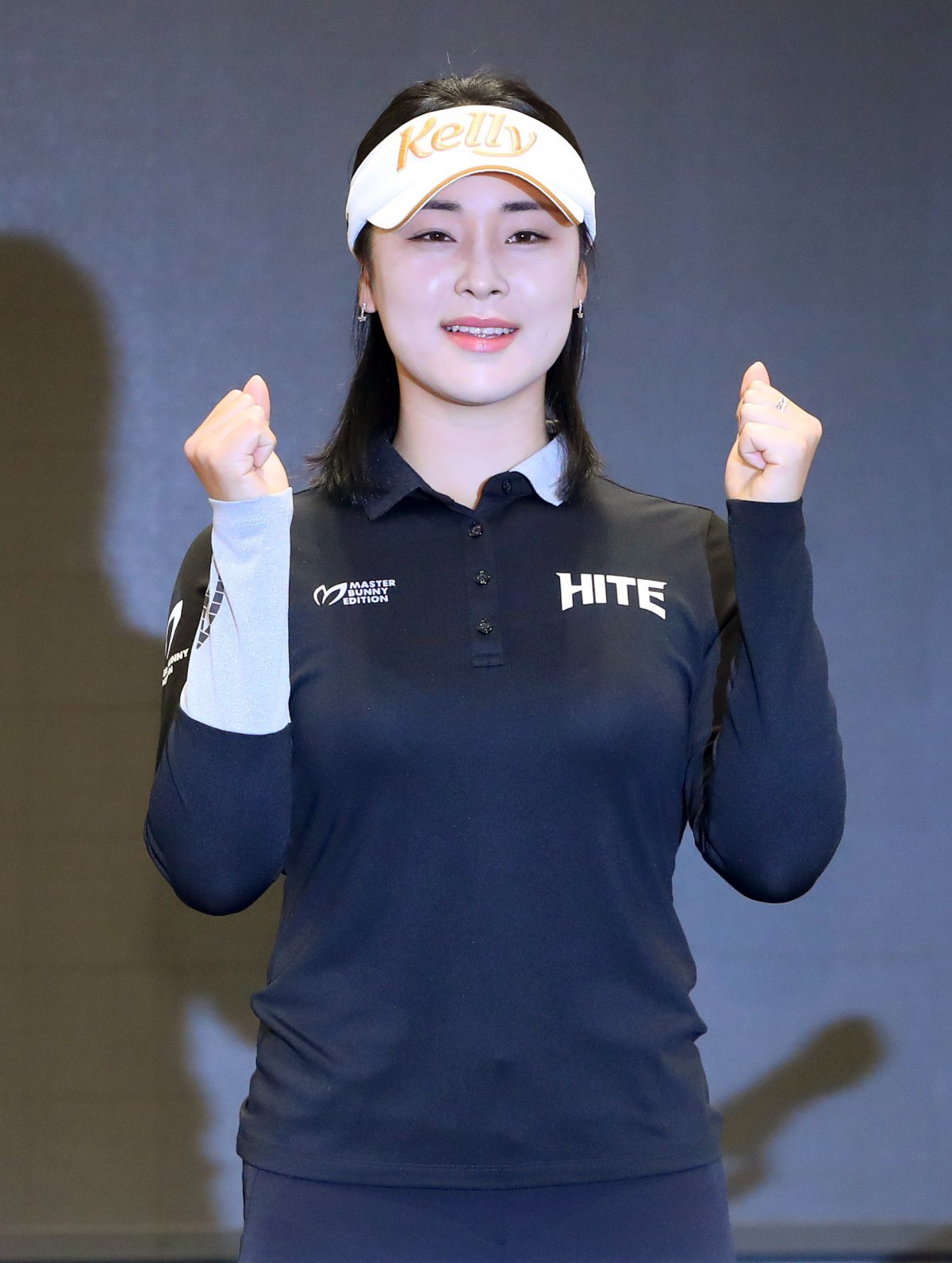 미국여자프로골프(LPGA)투어 진출을 확정한 윤이나(왼쪽)가 26일 오후 서울 영등포구 루나미엘레에서 열린 기자회견을 마치고 기념촬영을 하고 있다. 2024.12.26. 뉴시스