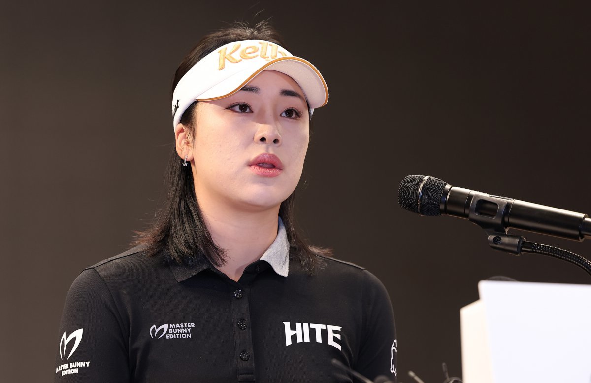 미국여자프로골프(LPGA)에 진출하는 프로골퍼 윤이나 프로가 26일 서울 여의도 CCMM빌딩 루나미엘레 컨벤션에서 열린 기자간담회에서 취재진의 질문에 답하고 있다. 뉴스1