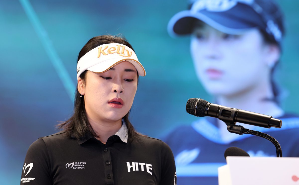 미국여자프로골프(LPGA)에 진출하는 프로골퍼 윤이나 프로가 26일 서울 여의도 CCMM빌딩 루나미엘레 컨벤션에서 열린 기자간담회에서 숨을 고르고 있다. 뉴스1