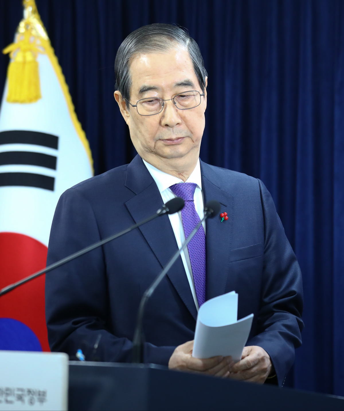 한덕수 대통령 권한대행 국무총리가 26일 서울 종로구 정부서울청사에서 긴급 대국민담화를 위해 입장하고 있다. 2024.12.26 뉴스1