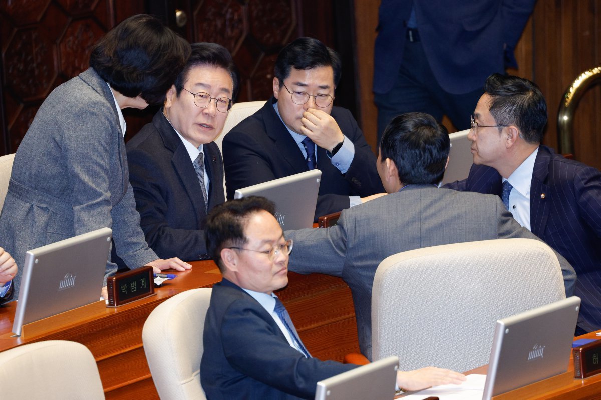 한덕수 대통령 권한대행이 긴급 대국민담화를 통해 “여야가 합의할 때까지 헌법재판관 임명을 보류하겠다”고 밝힌 26일 서울 여의도 국회에서 열린 제420회국회(임시회) 제1차 본회의에서 더불어민주당 이재명 대표, 박찬대 원내대표 등이 논의하고 있다. 2024.12.26/뉴스1