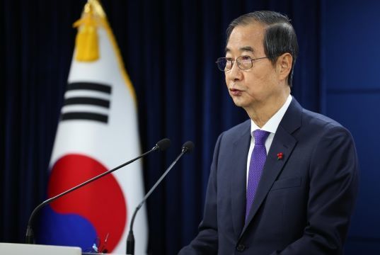 한덕수 대통령 권한대행 국무총리가 12월 26일 서울 정부서울청사 합동브리핑실에서 대국민담화를 하고 있다. [뉴시스]