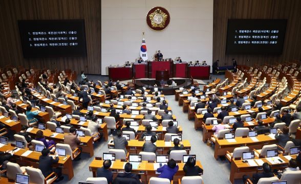 12월 26일 서울 여의도 국회에서 열린 제420회국회(임시회) 제1차 본회의에서 ‘헌법재판소 재판관(마은혁, 정계선, 조한창) 선출안’이 통과되고 있다. [뉴스1]