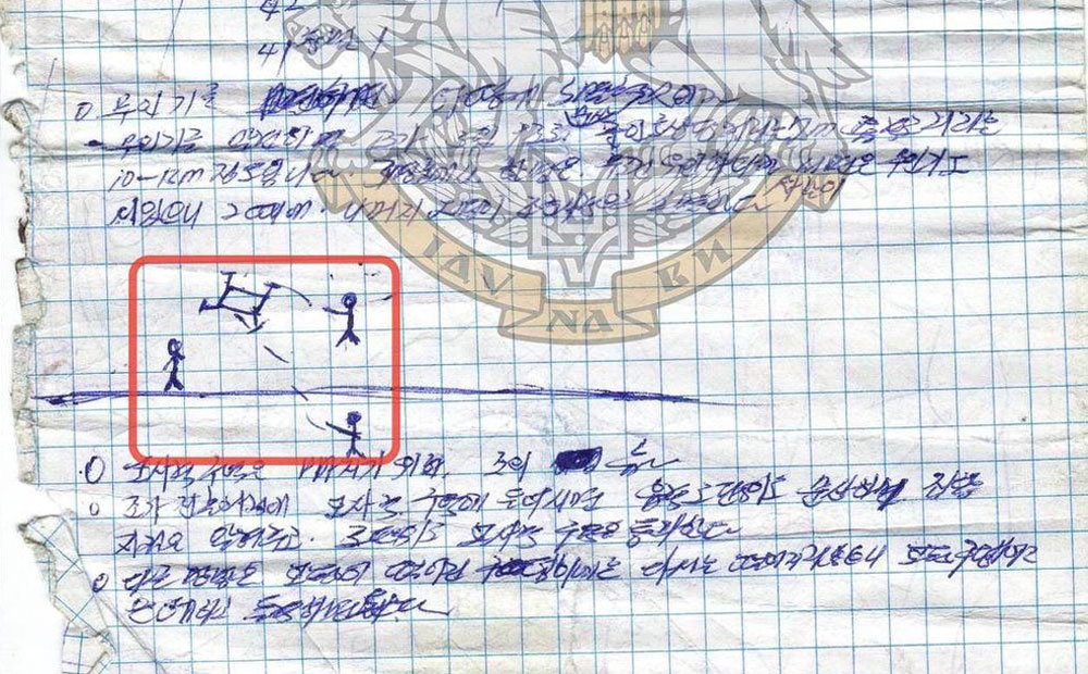 그림까지 그려가며 우크라이나 특수작전군이 26일 추가로 공개한 북한군 병사의 메모. ‘정경홍’으로 추정되는 북한군 병사는 우크라이나 무인기(드론)에 대응하는 방법 등을 그림(빨간 네모)과 함께 써 뒀다. 북한군은 현대전에 대한 경험과 인식이 부족하고, 드론 공격에 특히 취약하다는 평가를 받고 있다. 사진 출처 우크라이나 특수작전군 텔레그램