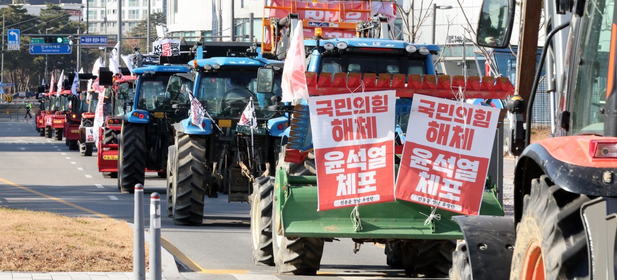 트랙터와 트럭 수십대를 몰고 상경행진에 나선 전국농민회총연맹 충남도연맹 농민들이 19일 세종시 정부세종청사 농림축산식품부 앞에서 윤석열 대통령 체포와 구속, 개방 농정 철폐 등을 촉구한 뒤 서울로 향하고 있다. 2024.12.19 뉴시스