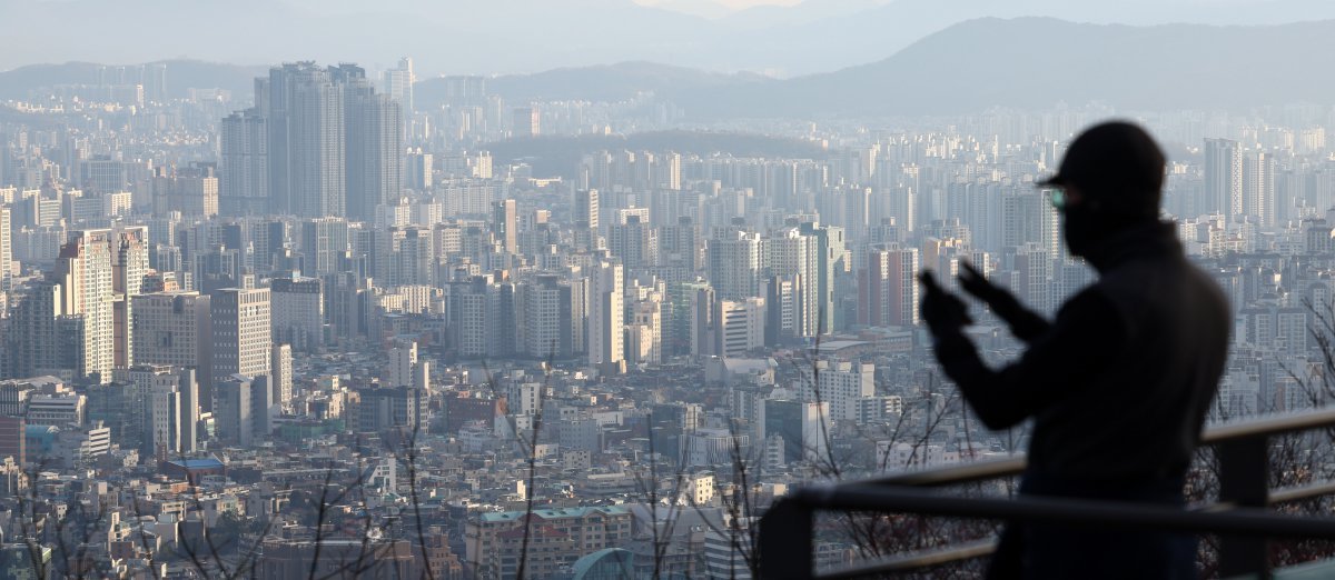 윤석열 대통령의 탄핵으로 부동산 시장이 심각한 불확실성에 휩싸였다. 앞서 박근혜 전 대통령 탄핵 정국 당시 아파트값은 단기간 하락했다.  사진은 15일 남산에서 바라본 서울 시내 아파트 단지 모습. 2024.12.15 [서울=뉴시스]