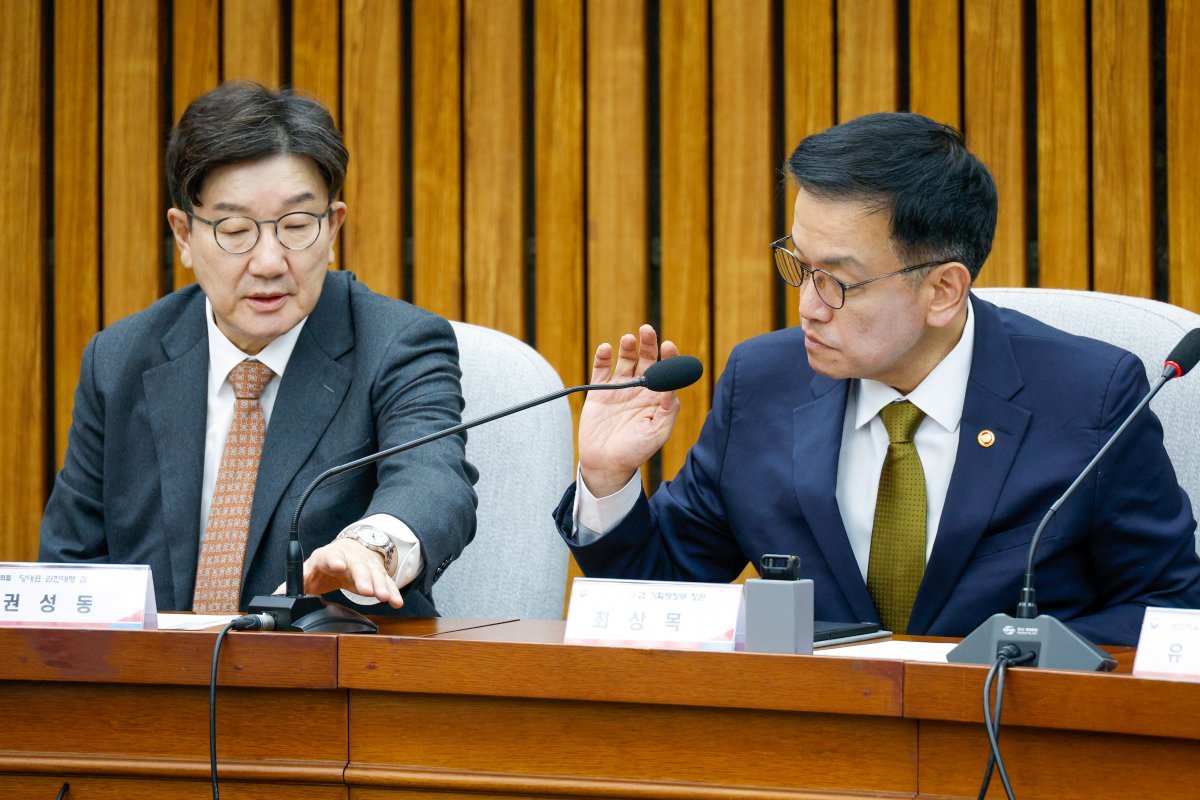 국민의힘 권성동 당 대표 권한대행 겸 원내대표가 27일 오전 서울 여의도 국회에서 열린 내수경기활성화 민당정협의회에서 최상목 경제부총리 겸 기획재정부 장관에게 마이크를 넘기고 있다. 뉴스1