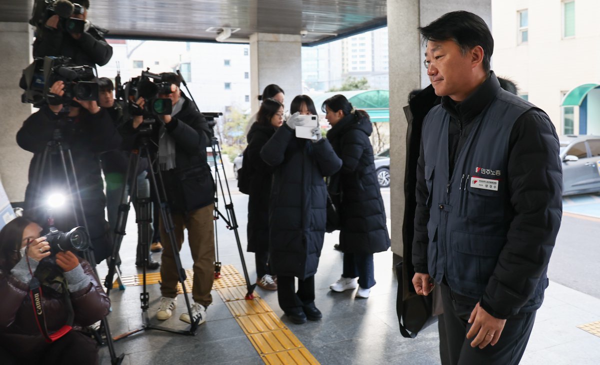 양경수 전국민주노동조합총연맹 위원장이 27일 서울 용산경찰서에 윤석열 대통령 탄핵 집회 관련 집회 및 시위에 관한 법률 위반 혐의 조사를 위해 출석하고 있다. 2024.12.27 뉴스1