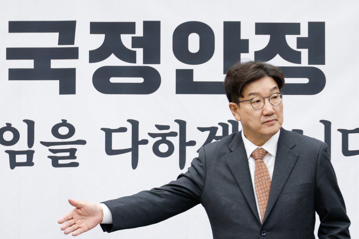 권성동 국민의힘 당대표 권한대행 겸 원내대표가 27일 오전 서울 여의도 국회에서 열린 원내대책회의에 참석하고 있다. 뉴스1