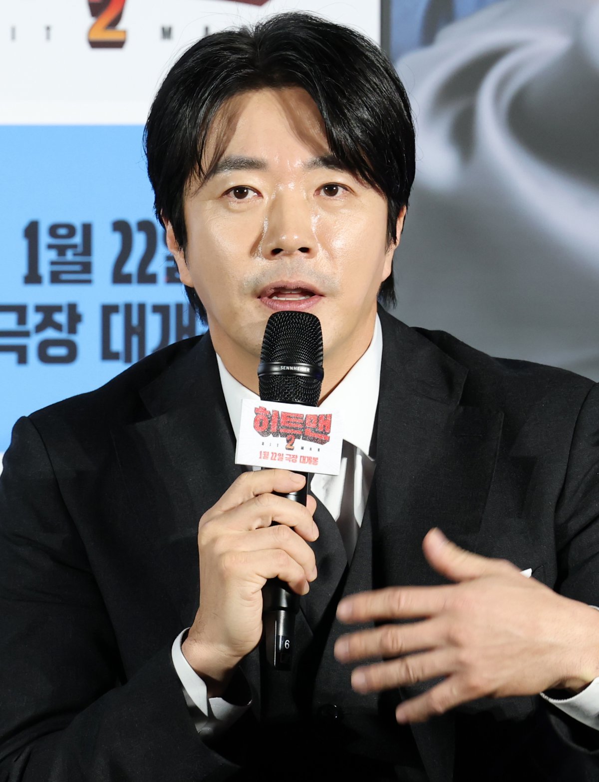 배우 권상우가 27일 서울 용산구 CGV 용산점에서 열린 영화 ‘히트맨2’ 제작보고회에 참석해 캐릭터 소개를 하고 있다. ‘히트맨2’는 대히트 흥행 작가에서 순식간에 ‘뇌절작가’로 전락한 ‘준’(권상우 분)이 야심차게 선보인 신작 웹툰을 모방한 테러가 발생하고, 하루아침에 범인으로 몰리면서 벌어지는 코믹 액션 영화이다. 2024.12.27 뉴스1