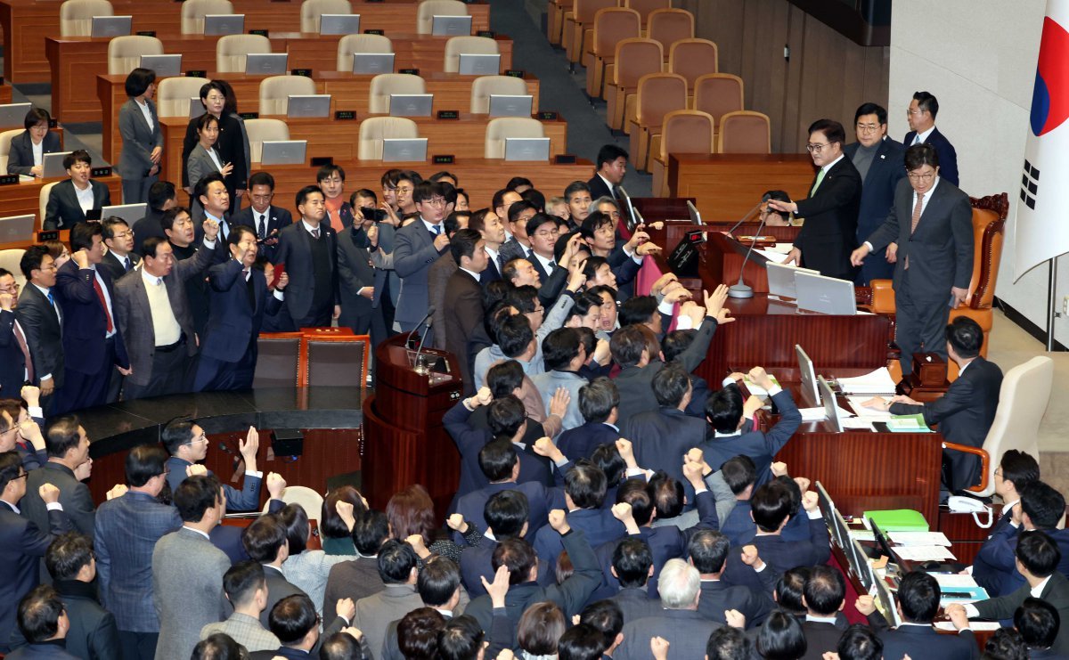 우원식 국회의장이 27일 오후 서울 여의도 국회에서 열린 제420회국회(임시회) 제2차 본회의에서 국무총리(한덕수) 탄핵소추안을 상정하자 권성동(의장석 오른쪽) 국민의힘 당 대표 권한대행 겸 원내대표를 비롯한 의원들이 항의하며 구호를 외치고 있다.  2024.12.27. 뉴시스