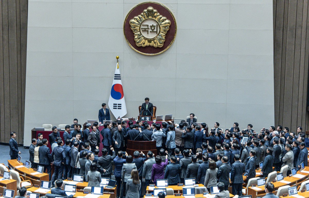 국민의힘 권성동 대표 권한대행 겸 원내대표와 의원들이 27일 오후 서울 여의도 국회에서 열린 제420회국회(임시회) 제2차 본회의에서 우원식 국회의장을 향해 한덕수 대통령 권한대행 국무총리 탄핵소추안 의결 관련 항의하고 있다. 뉴스1