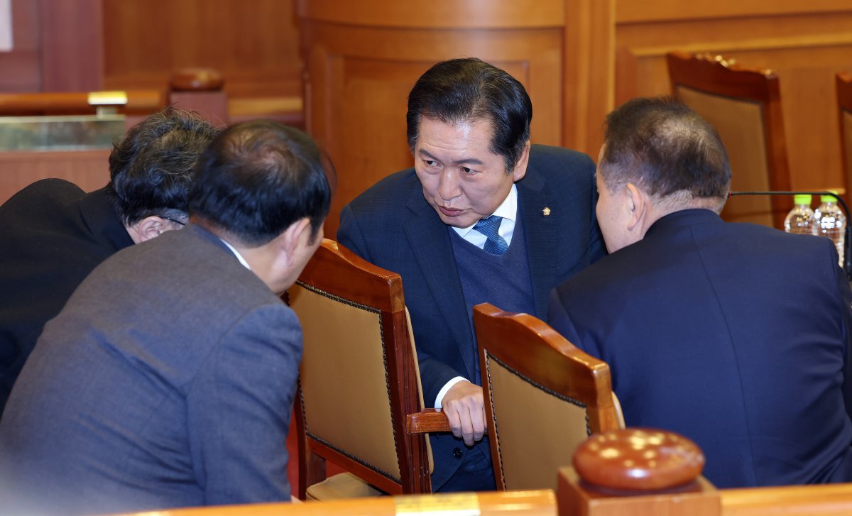 정청래 국회 법사위원장이 27일 서울 종로구 헌법재판소 소심판정에서 열린 윤석열 대통령 탄핵 심판 첫 변론준비기일에 참석해 국회 측 소추 대리인단과 이야기를 나누고 있다. (공동취재) 2024.12.27/뉴스1