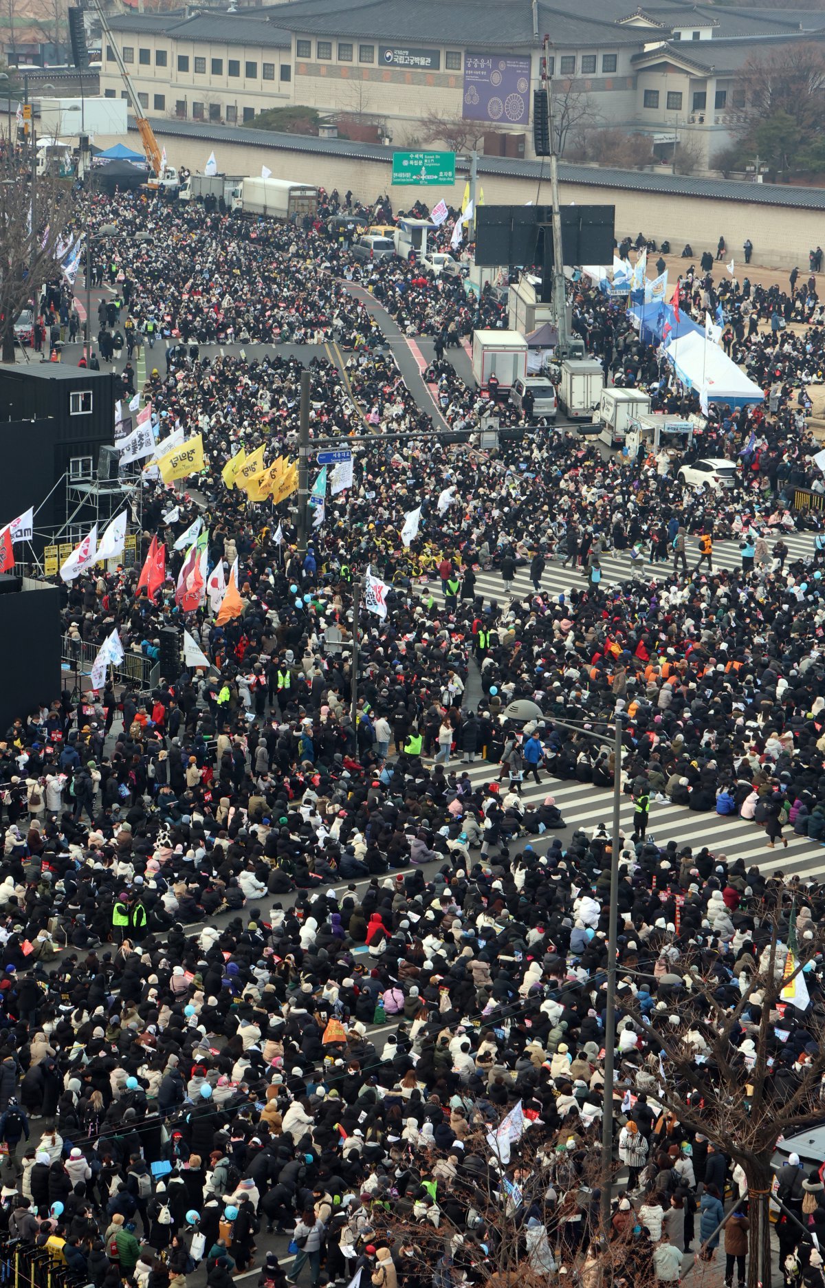 21일 서울 광화문 동십자각에서 열린 윤석열즉각퇴진·사회대개혁 비상행동 범국민촛불대행진에서 시민들이 구호를 외치고 있다. 202412.21 뉴스1