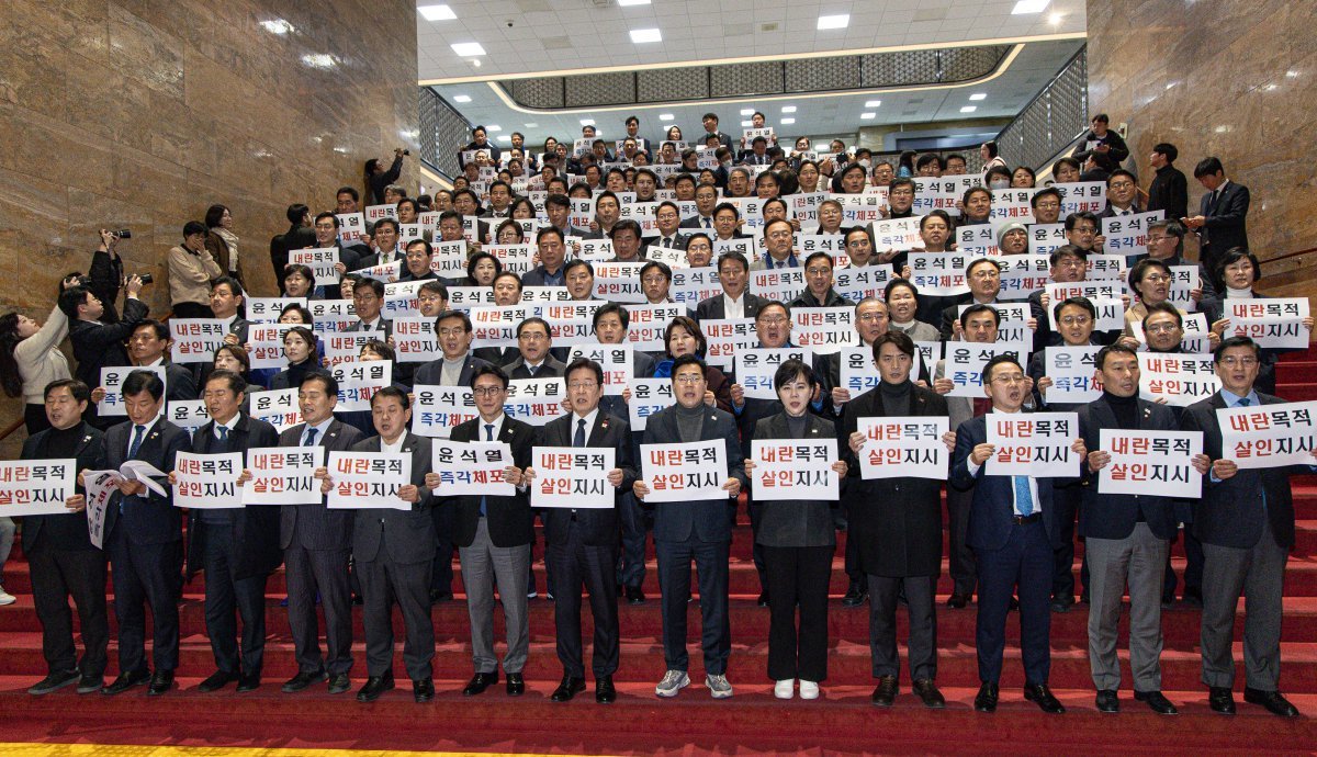 이재명 더불어민주당 대표, 김민석 최고위원을 비롯한 의원들이 27일 오후 서울 여의도 국회에서 내란수괴 윤석열 규탄대회를 열고 윤 대통령을 규탄하고 있다. 2024.12.27 뉴스1