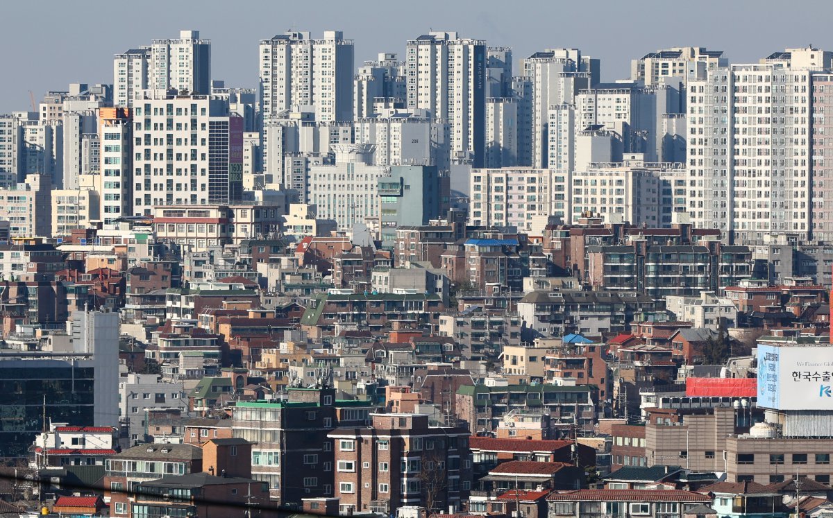 24일 한국은행이 발표한 ‘12월 소비자동향조사’에 따르면 1월(92) 하락 이후 상승세를 이어가던 주택가격전망CSI가 아파트 매매가격 상승세 둔화와 서울 아파트 매매거래 감소 영향으로 103을 기록, 전달(109)보다 6포인트 떨어지며 3개월 연속 하락했다. 사진은 이날 서울 남산에서 바라본 주택 밀집지역. 2024.12.24 뉴시스