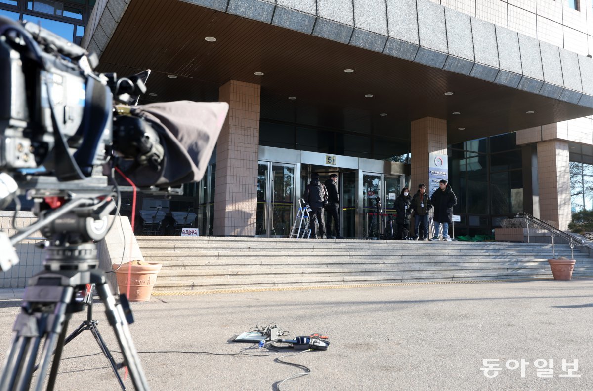 29일 오전 공수처는 윤석열 대통령에게 이날 오전 10시까지 나와 피의자 신분으로 조사받으라는 3차 출석 요구서를 보냈지만 윤 대통령 측은 적법한 수사가 아니라 응할 수 없다는 입장을 밝히며 출석시간인 10시까지 출석하지 않았다. 사진은 29일 오전 공수처 취재진과 관계자 모습들. 장승윤 기자 tomato99@donga.com