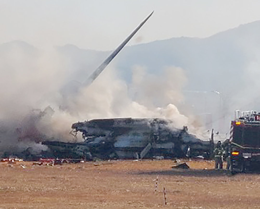 29일 오전 9시 7분께 전남 무안군 망운면 무안국제공항 활주로에서 방콕발 무안행 제주공항 여객기가 착륙 과정에 불시착, 항공·소방 당국이 불을 끄고 있다. 2024.12.29. [무안=뉴시스]