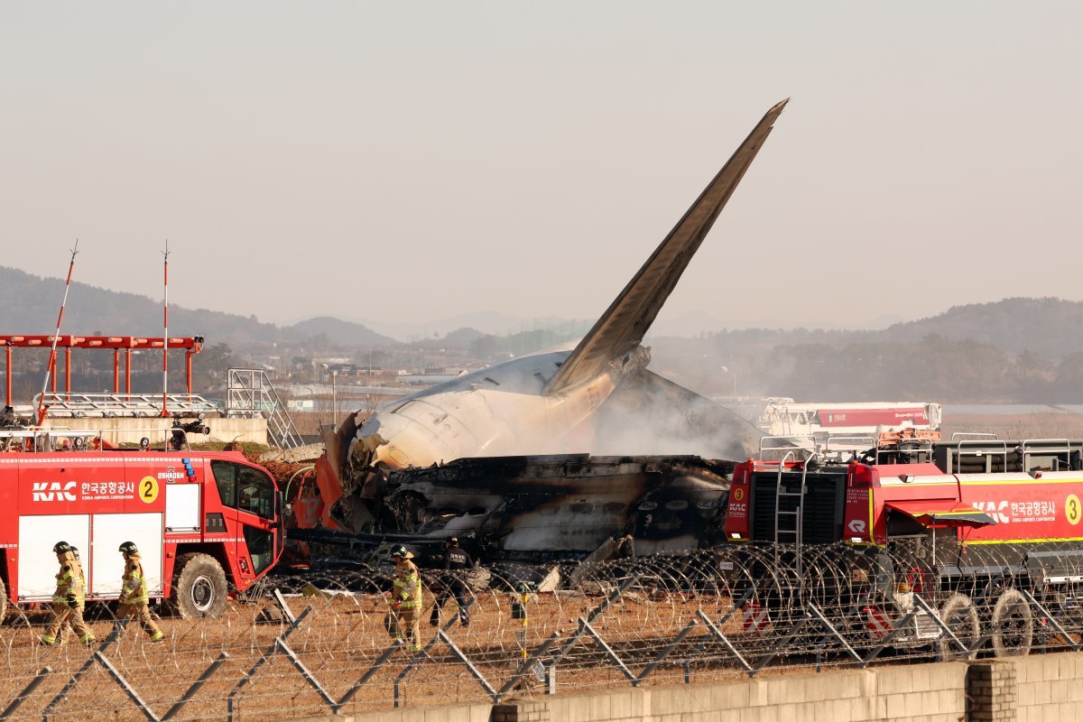 29일 오전 전남 무안국제공항 활주로에 여객기가 추락해 사고 수습이 이뤄지고 있다. 2024.12.29/뉴스1