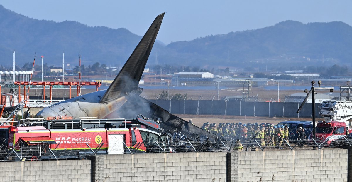 29일 오전 전남 무안공항에서 소방 당국이 착륙 도중 충돌로 추정되는 사고가 난 여객기 주변 화재 현장 구조 활동을 벌이고 있다. 2024.12.29. [무안=뉴시스]