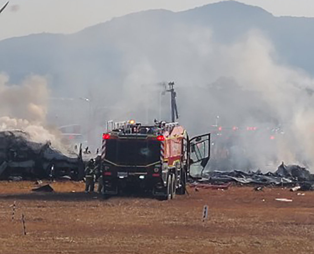 29일 오전 9시 7분께 전남 무안군 망운면 무안국제공항 활주로에서 방콕발 무안행 제주항공 여객기가 착륙 과정에 불시착, 항공·소방 당국이 불을 끄고 있다. 2024.12.29. [무안=뉴시스]