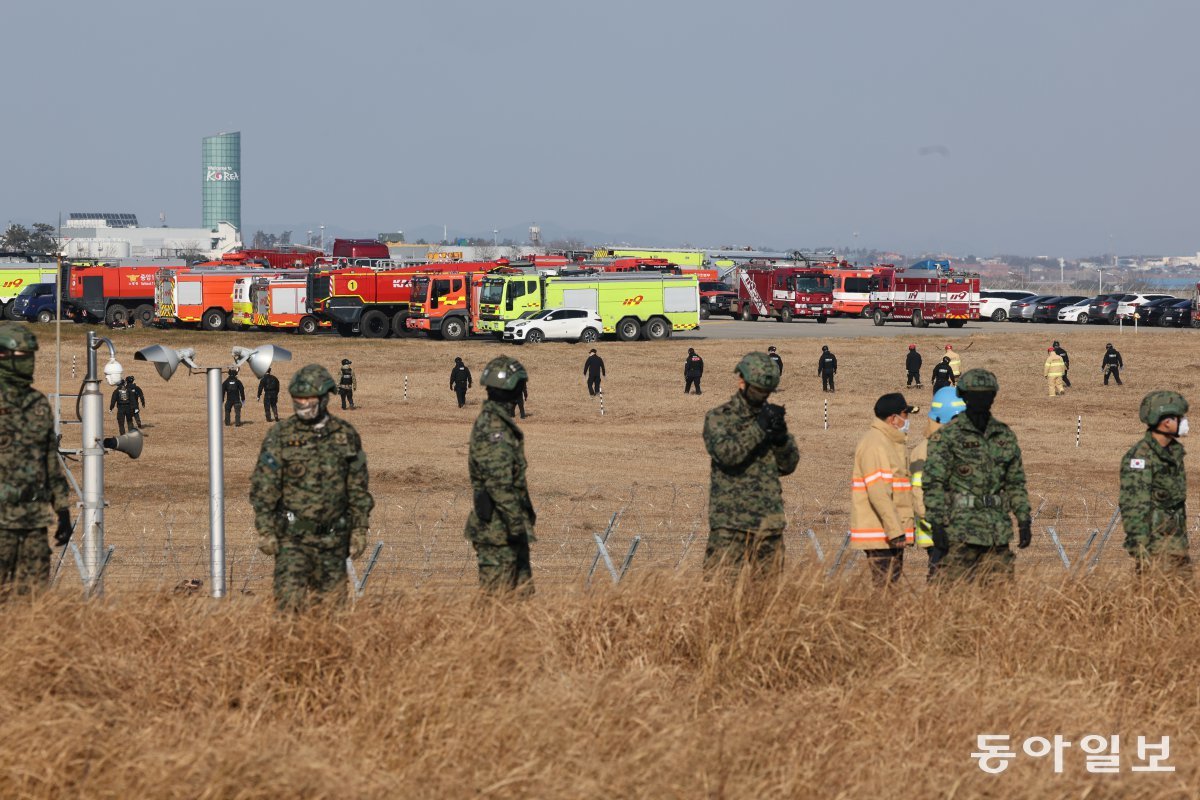 29일 전남 무안국제공항 여객기 사고 현장에서 군인들과 119소방관들이 사고현장에서 수습작업을 하고 있다. 장승윤 기자 tomato99@donga.com