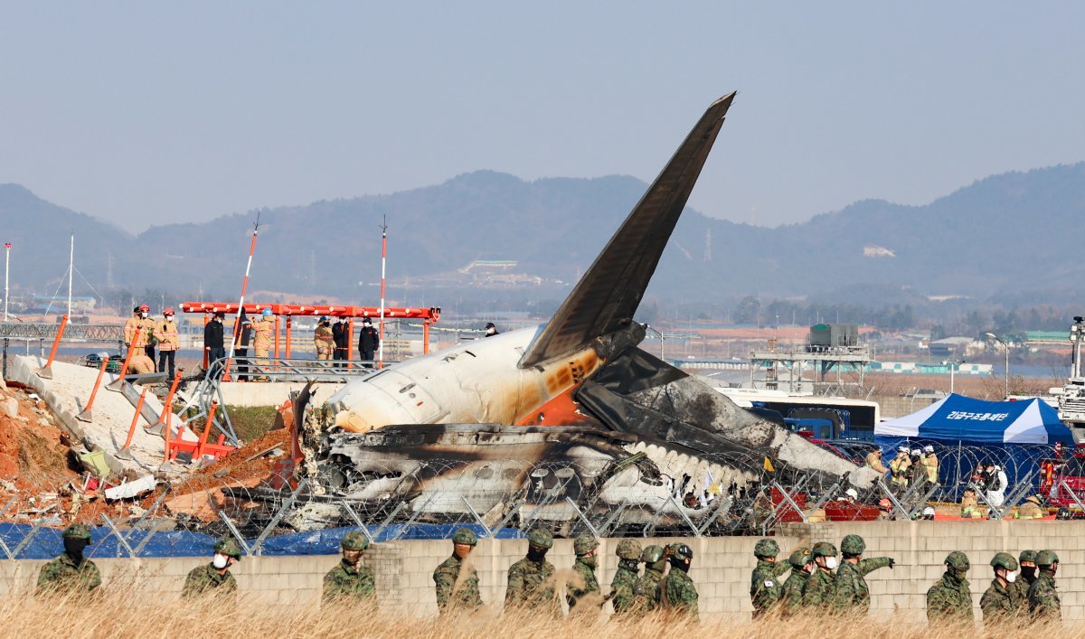 전남 무안국제공항에서 여객기 착륙 도중 충돌 사고가 난 29일 오후 무안국제공항에서 군 당국이 실종 탑승객 수색 작업을 벌이고 있다. 2024.12.29. 뉴시스