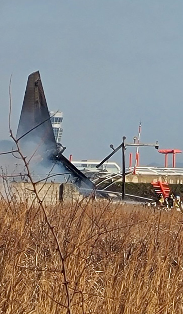 29일 오전 9시 7분께 전남 무안군 망운면 무안국제공항 활주로에서 방콕발 무안행 제주항공 여객기가 착륙 과정에 불시착, 항공·소방 당국이 불을 끄고 있다. 2024.12.29 무안=뉴시스