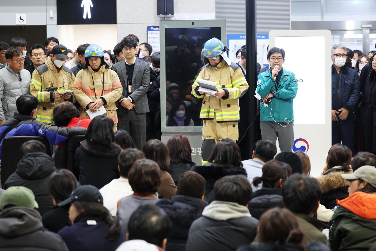 29일 전남 무안국제공항에서 국토부와 소방서 관계자들이 여객기 추락 사고 유가족들에게 현장 브리핑을 하고 있다. 2024.12.29 뉴스1