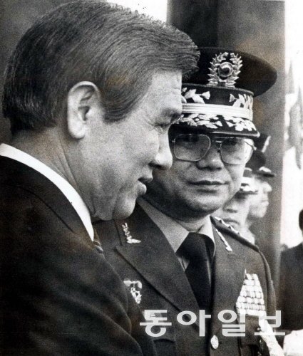 1989년 3월 21일 열린 육군사관학교 45기 졸업식에 참석한 노태우 전 대통령과 그 옆에 굳은 표정으로 서있는 민 전 교장.  동아일보DB